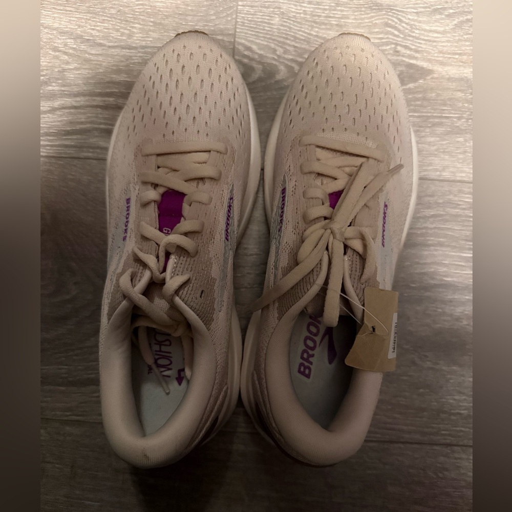 Brooks Women's Athletic Shoes size 7.5 - NWT